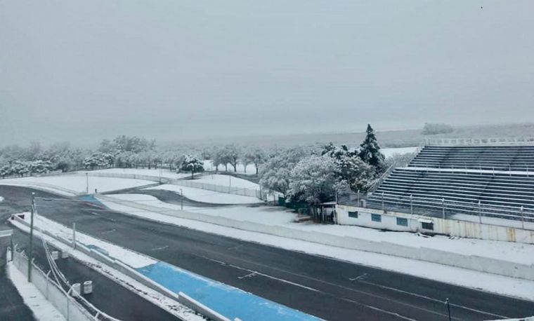 La nevada en el 'Cabalén', la recta principal y la tribuna