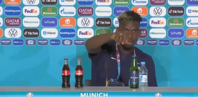 Paul Pogba retiró una botella de cerveza en rueda de prensa