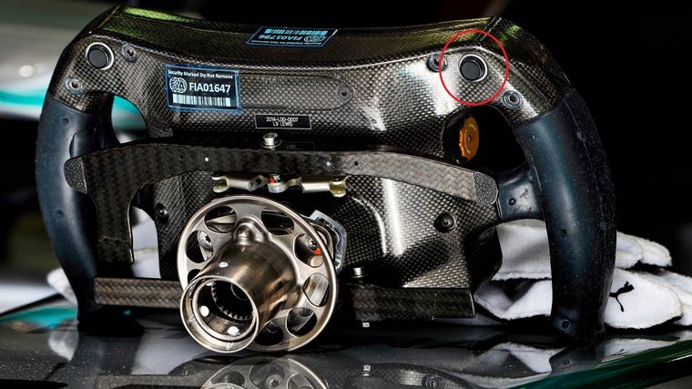 FOTO: El volante del Mercedes W12 de Hamilton, una de las piezas más complejas de un F1