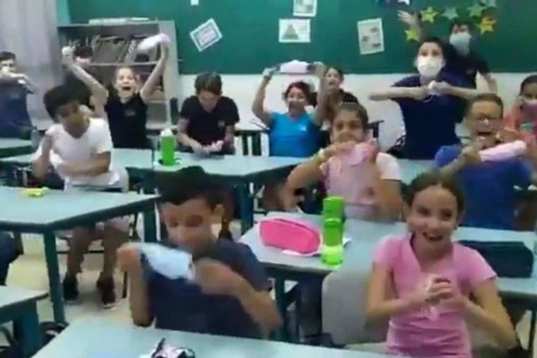 La felicidad en un colegio de Israel por no usar más barbijo
