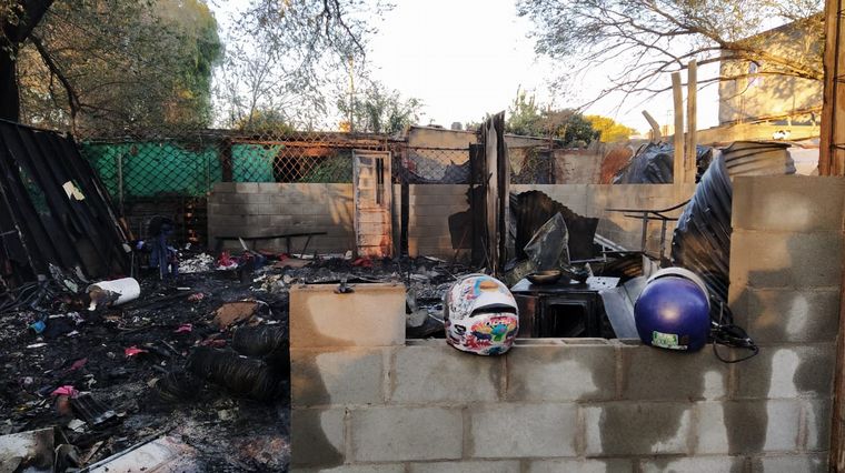 FOTO: Pérdidas totales en un incendio domiciliario en barrio Observatorio.