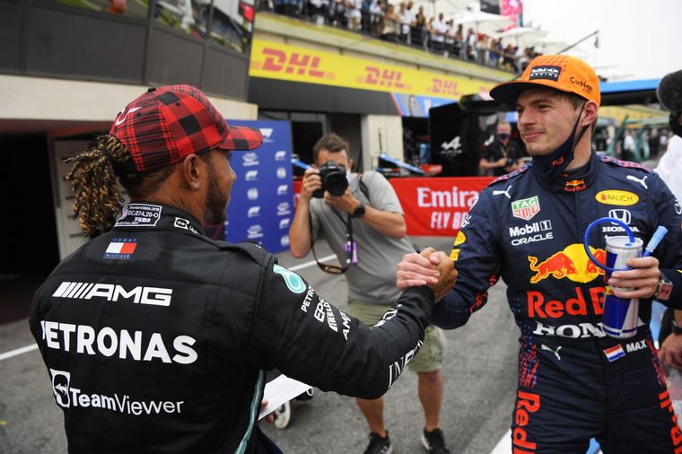 El saludo de Hamitlon y Verstappen, los dos contendientes por el título mundial