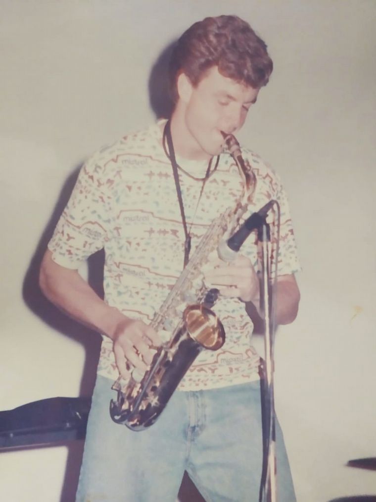 Cordobés vive del saxo en una paradisíaca isla de Canarias