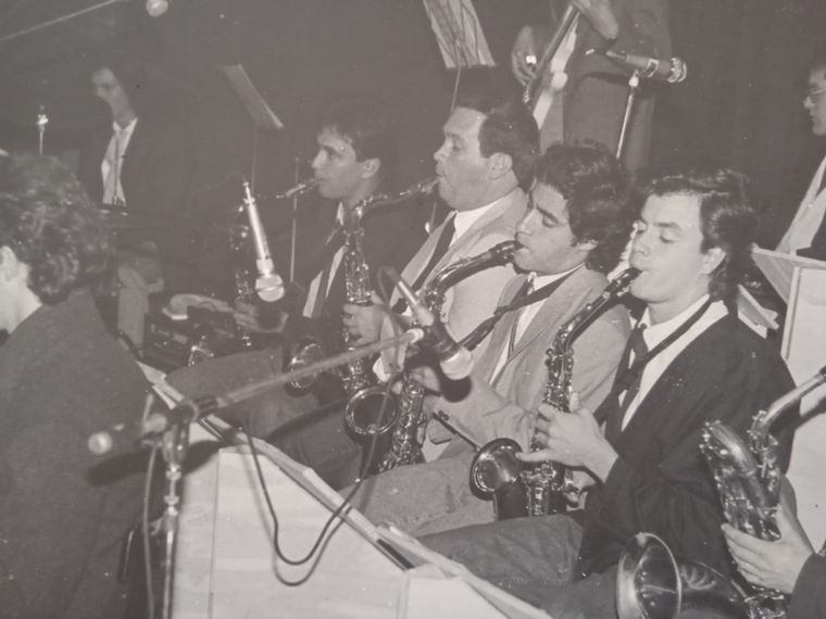 Cordobés vive del saxo en una paradisíaca isla de Canarias