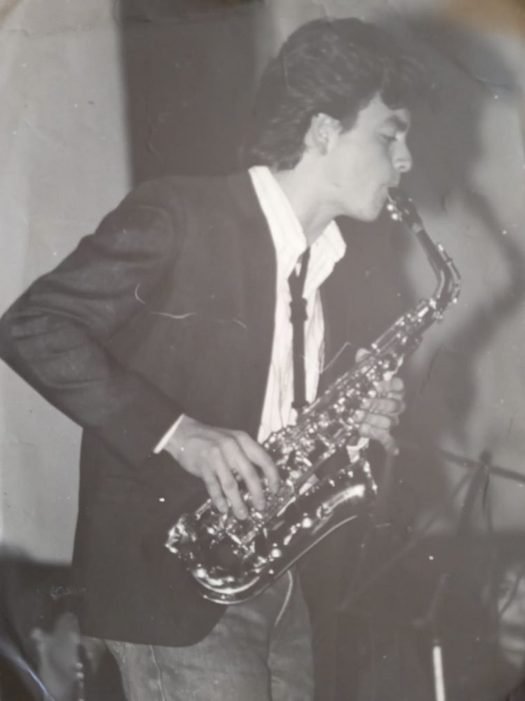 Cordobés vive del saxo en una paradisíaca isla de Canarias