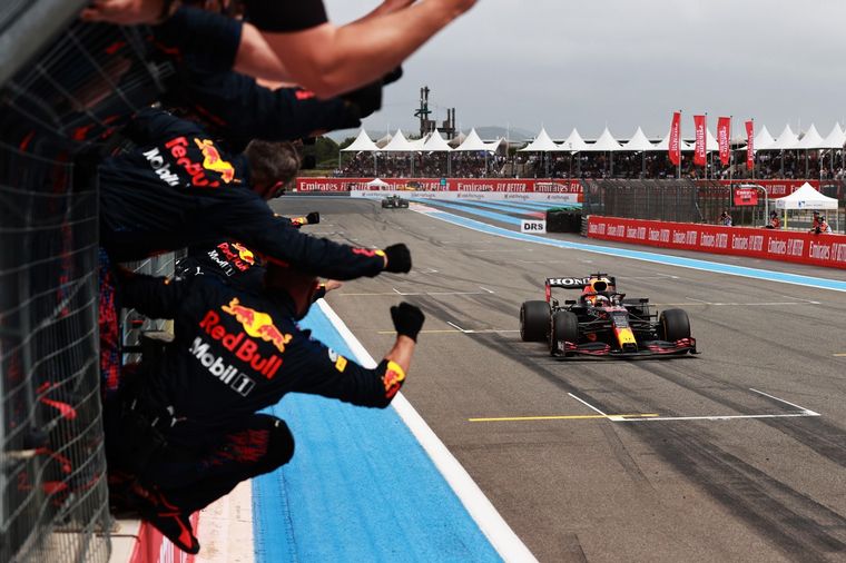 FOTO: Verstappen gana en Francia y todo Red Bull lo festeje en Paul Ricard
