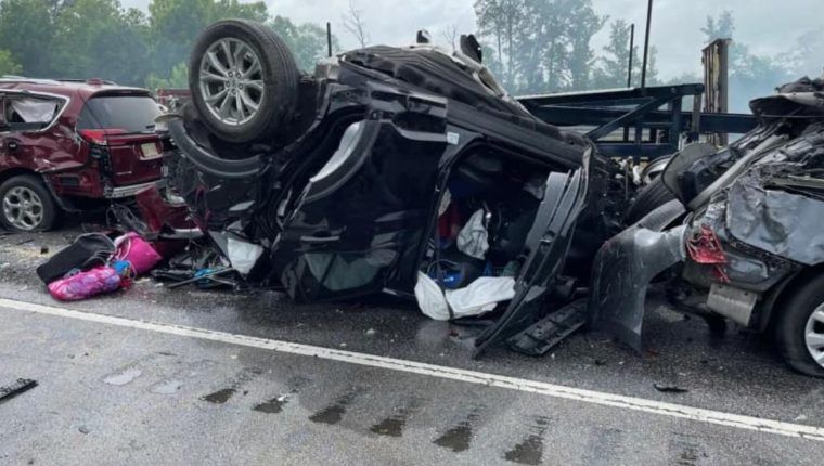 Nueve niños y un adulto murieron en un choque múltiple en Alabama.