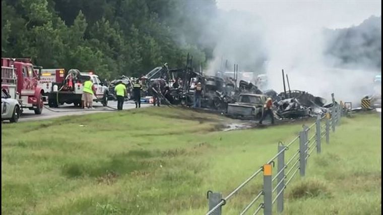 Nueve niños y un adulto murieron en un choque múltiple en Alabama.