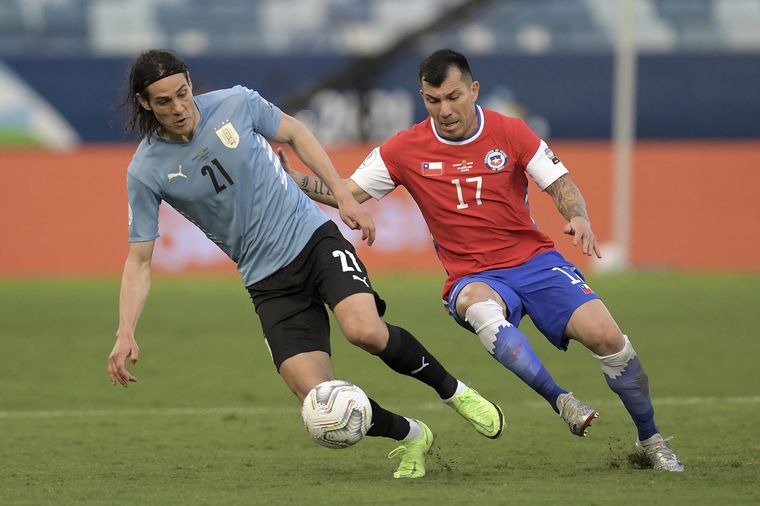 Uruguay y Chile, enfrentados este lunes por la tarde por la Copa América