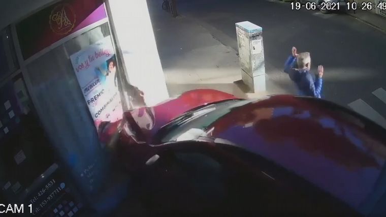 Peatón se salvó de milagro en Rosario.