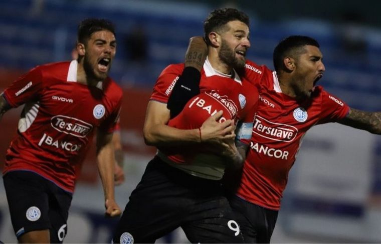 Pablo Vegetti festeja el tanto que le devolvió a sonrisa a 