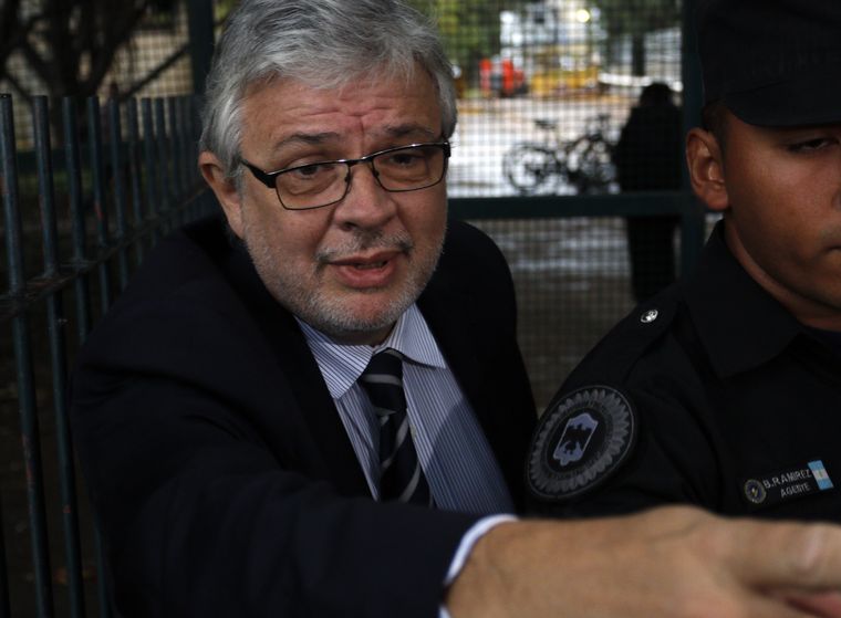 Con clases de ukelele y ajedrez Juan Pablo Schiavi redujo su pena