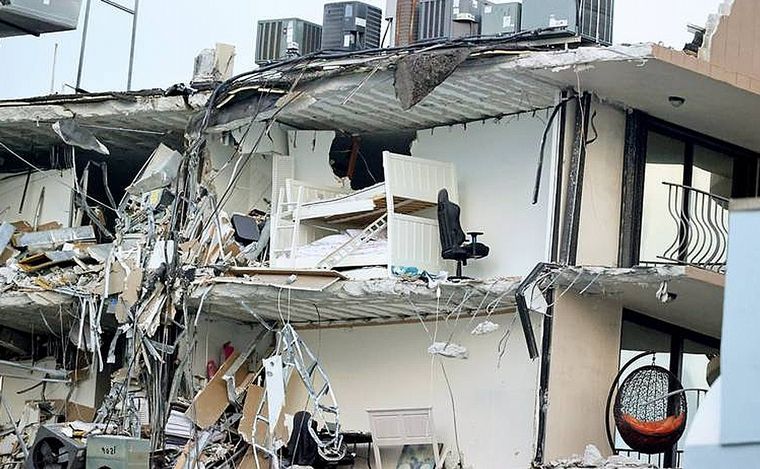 FOTO: Colapsó parte de un edificio de 12 pisos en Miami.