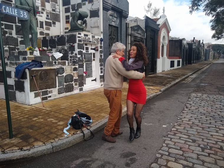 Cada 24 de junio, seguidores del “zorzal criollo” visitan su tumba.