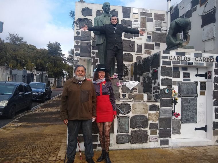 Cada 24 de junio, seguidores del “zorzal criollo” visitan su tumba.