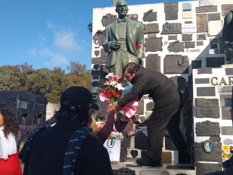 Cada 24 de junio, seguidores del “zorzal criollo” visitan su tumba.