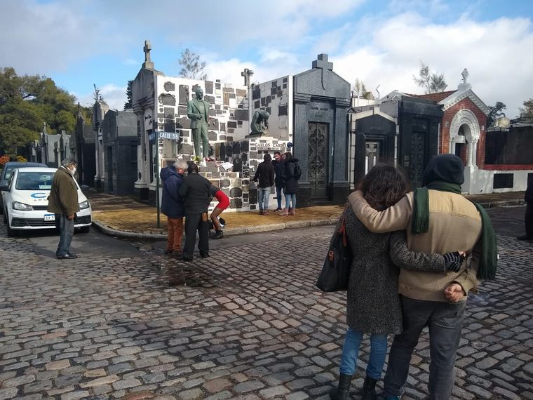 Cada 24 de junio, seguidores del “zorzal criollo” visitan su tumba.