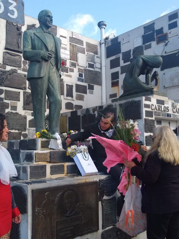 Cada 24 de junio, seguidores del “zorzal criollo” visitan su tumba.