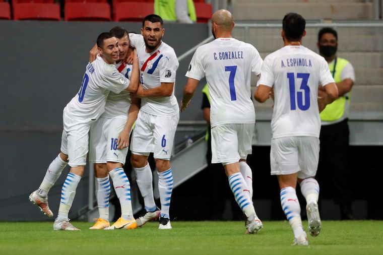 Los jugadores del seleccionado guaraní celebran el triunfo ante