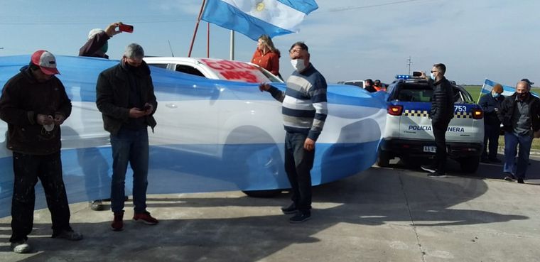 Productores rurales esperan a Alberto Fernández con una protesta.