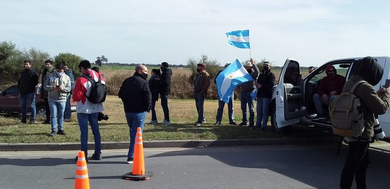 FOTO: Productores rurales esperan a Alberto Fernández con una protesta.