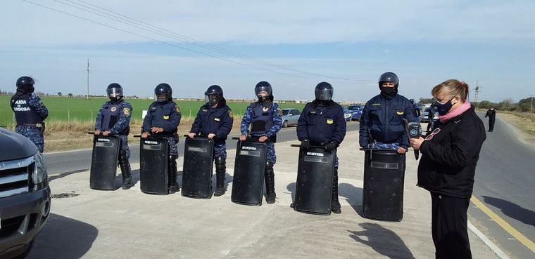 Productores rurales esperan a Alberto Fernández con una protesta.