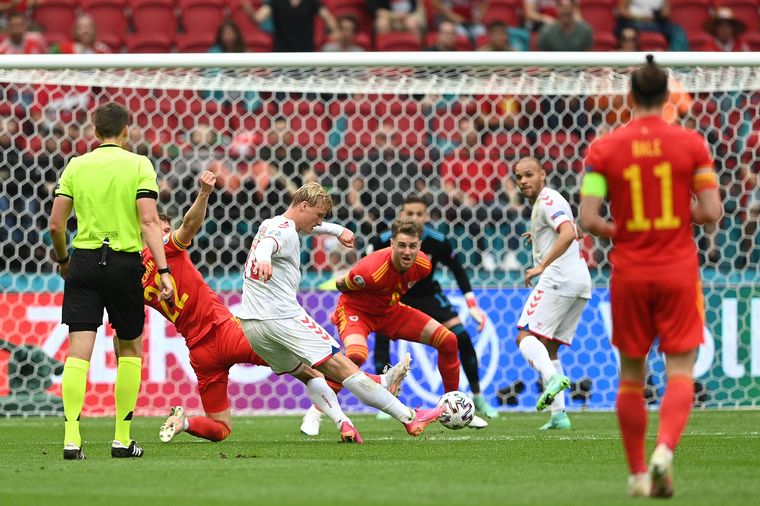 FOTO: Dinamarca goleó a Gales.