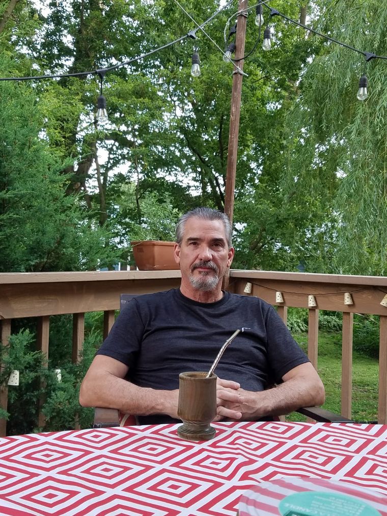 Adrián Gonzalvez es árbitro y vive en Illinois, Estados Unidos.