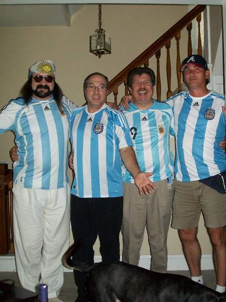 Adrián Gonzalvez es árbitro y vive en Illinois, Estados Unidos.