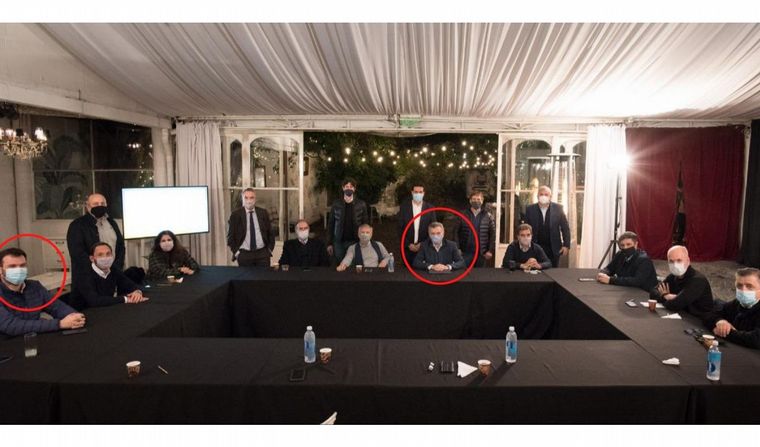 A la izquierda, el diputado Juan Manuel López. Al centro, el ex presidente Macri.