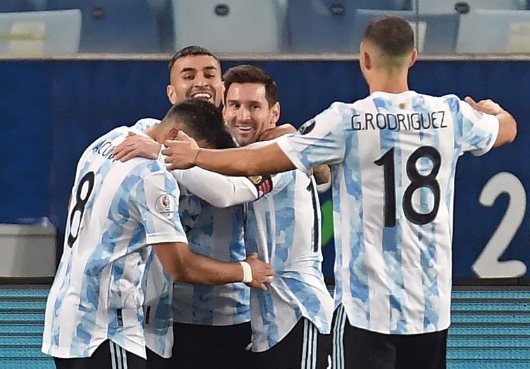 FOTO: Argentina golea a Bolivia 3-0 con dos tantos de Messi