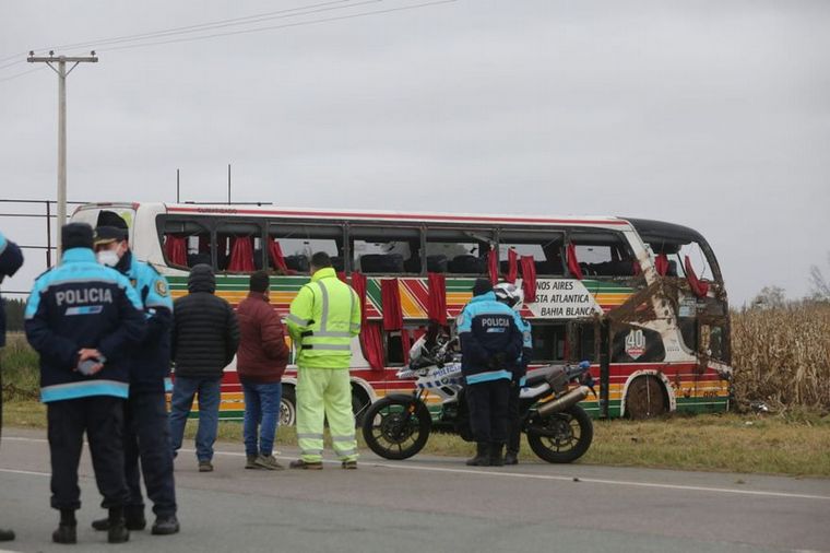 Un colectivo volcó en la Ruta 2 a la altura de Chascomús