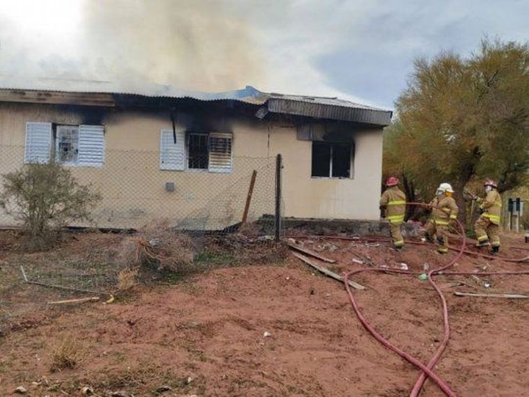 En la explosión murieron dos operarios y una docente resultó herida.