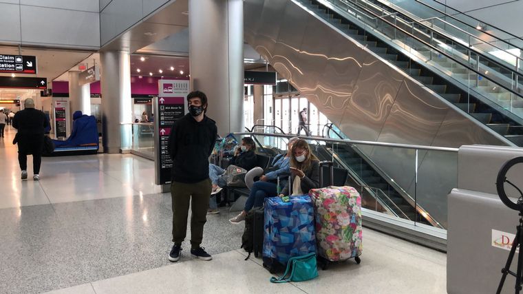 FOTO: Argentinos varados en el aeropuerto de Miami.