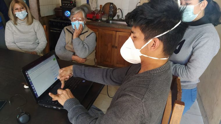 Tiene parálisis cerebral y está por recibirse de programador