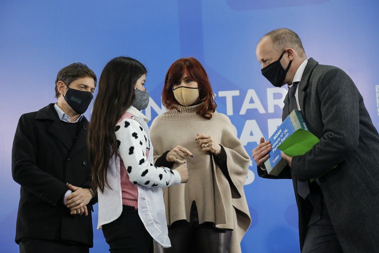 La vicepresidenta participó en un acto de entrega de 10 mil netbooks a alumnos.