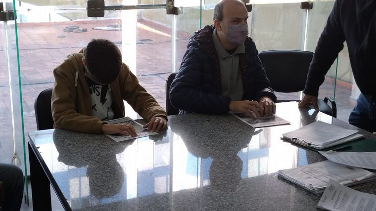 FOTO: La municipalidad convocó a personas ciegas para evaluar placas braille 