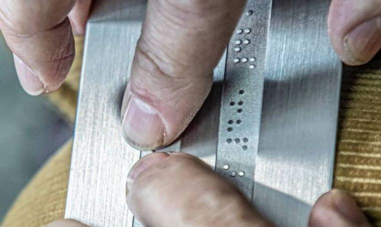 La municipalidad convocó a personas ciegas para evaluar placas braille