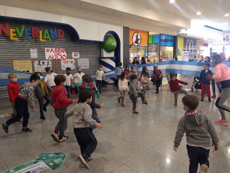 La clase se llevó a cabo en el shopping de Villa Cabrera.