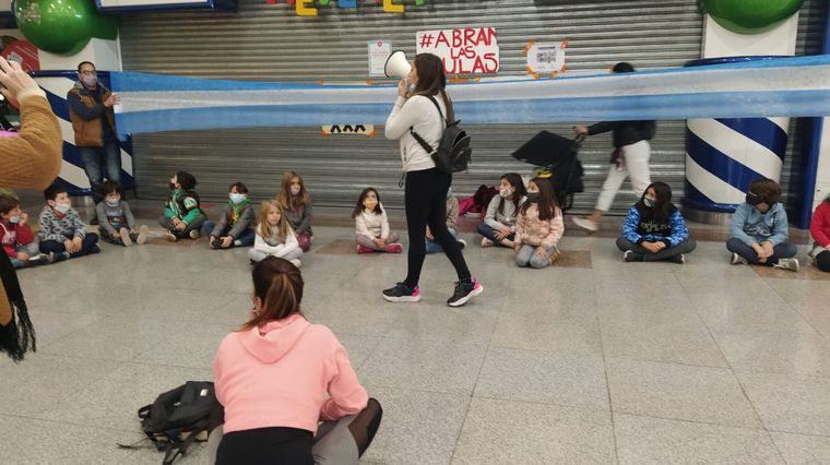 La clase se llevó a cabo en el shopping de Villa Cabrera.