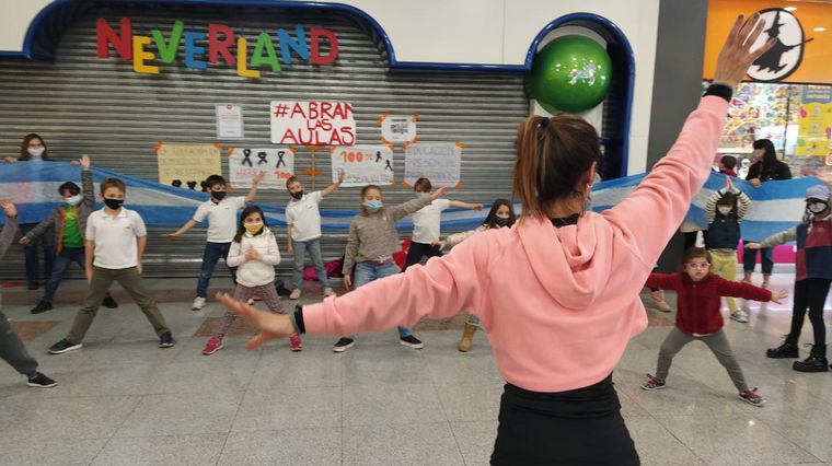 La clase se llevó a cabo en el shopping de Villa Cabrera.