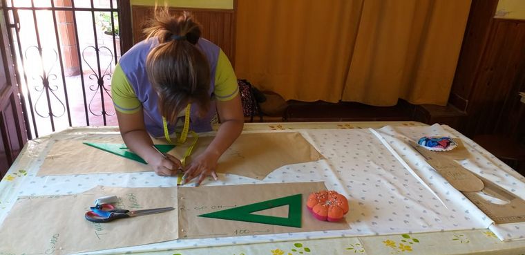 Ocho mujeres cambiaron su vida tras formar un grupo textil