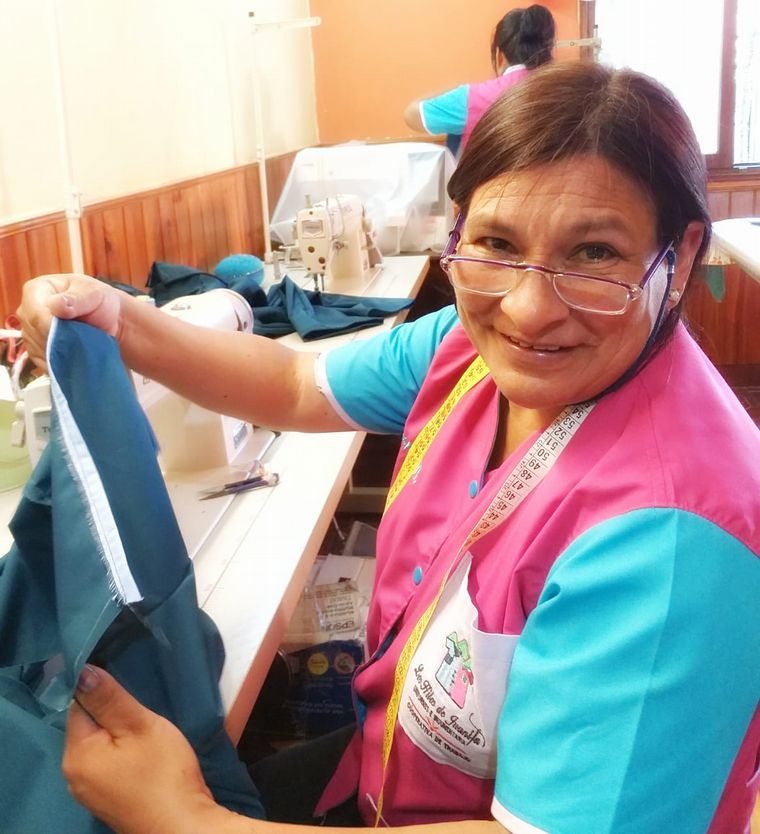 Ocho mujeres cambiaron su vida tras formar un grupo textil