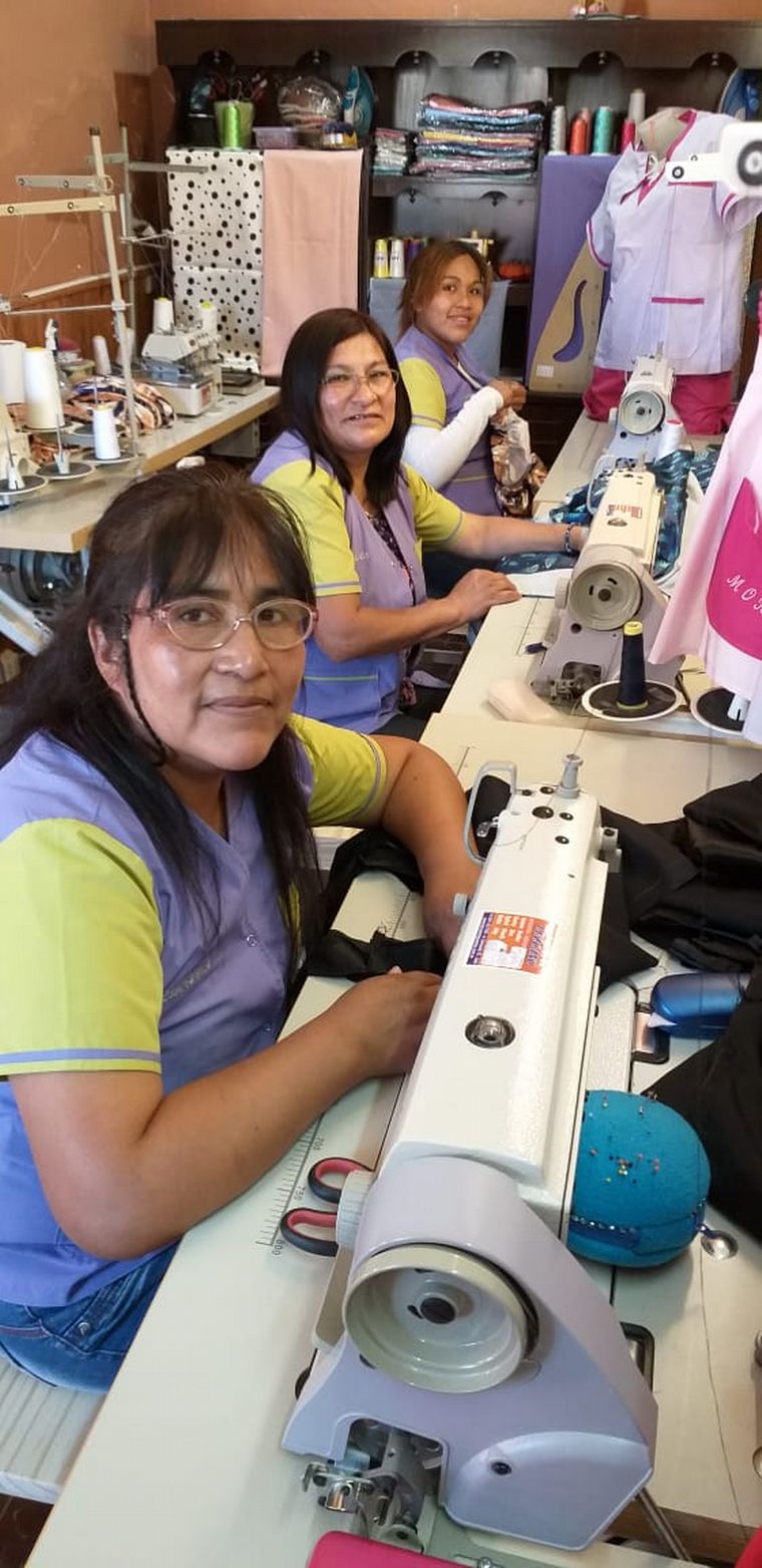 Ocho mujeres cambiaron su vida tras formar un grupo textil