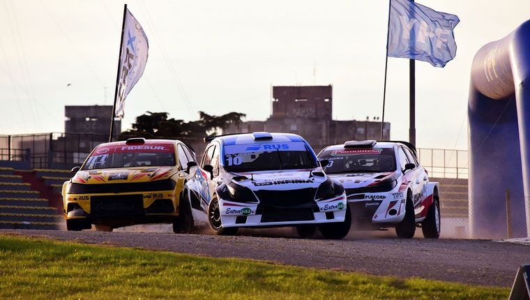 González, Ligato y Villagra a todo o nada en el primer frenaje.