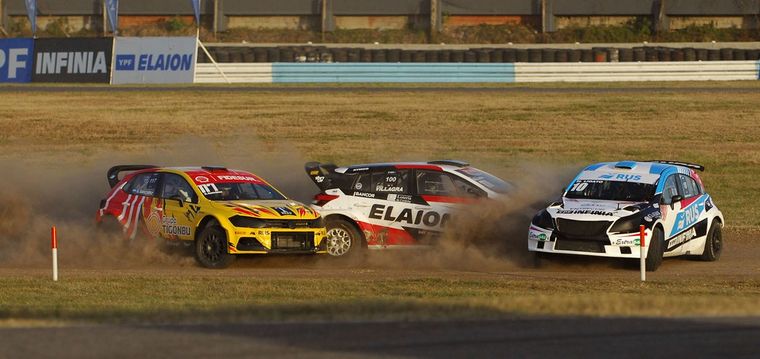 González,Villagra y Ligato en el toque de la vuelta final.