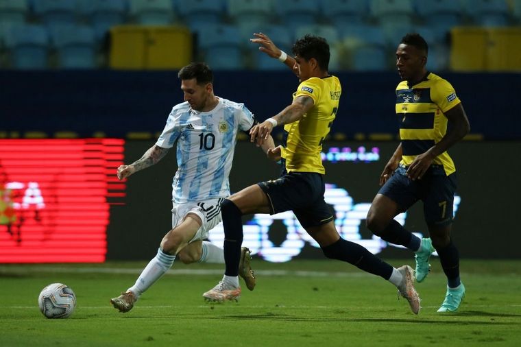 Argentina venció a Ecuador 3-0 y clasificó a las semifinales