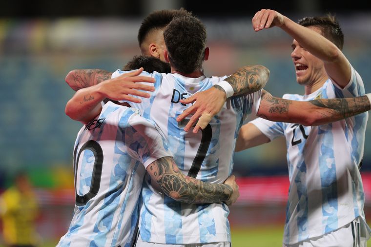 Argentina venció a Ecuador 3-0 y clasificó a las semifinales