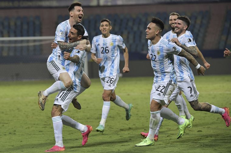 FOTO: Argentina festejó con un fuerte abrazo su pase a semis.