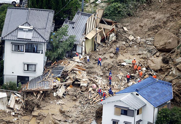 FOTO: Dos muertos y más de 20 desaparecidos en Japón tras un alud
